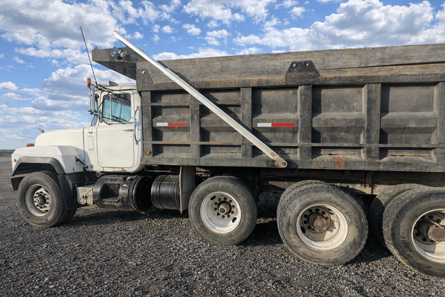 Image of Mack RD690S equipment image 2