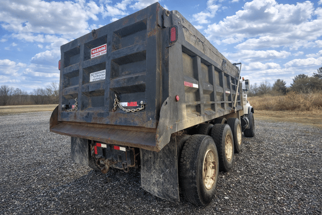 Image of Mack RD690S equipment image 4