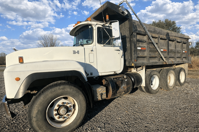 Image of Mack RD690S equipment image 1