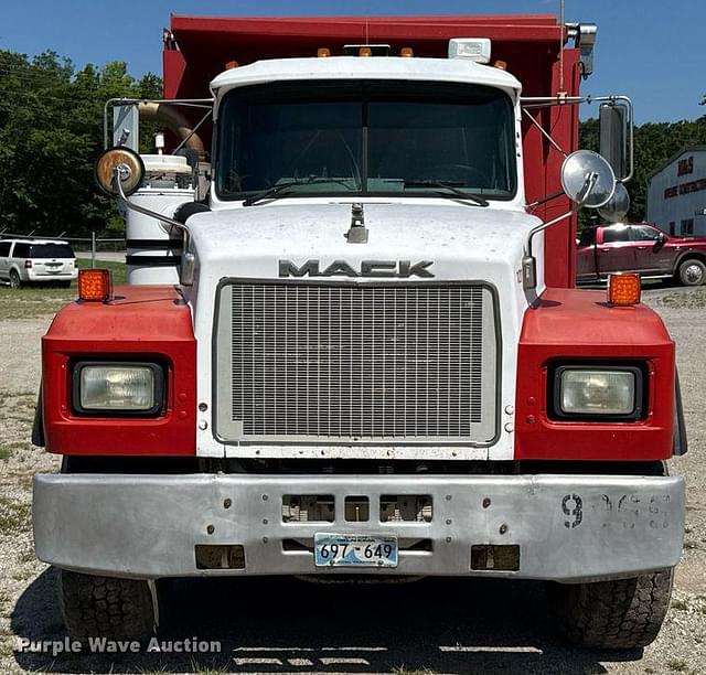 Image of Mack RD690S equipment image 1