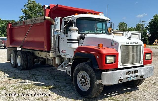 Image of Mack RD690S equipment image 2