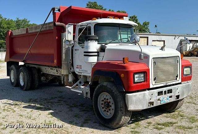 Image of Mack RD690S equipment image 2