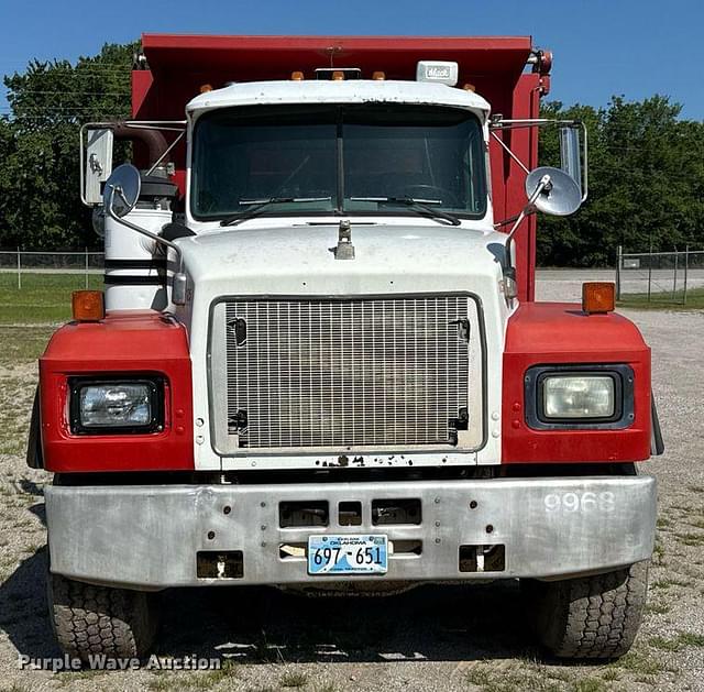 Image of Mack RD690S equipment image 1