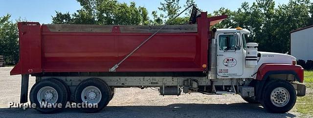 Image of Mack RD690S equipment image 3