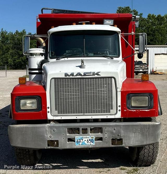 Image of Mack RD690S equipment image 1