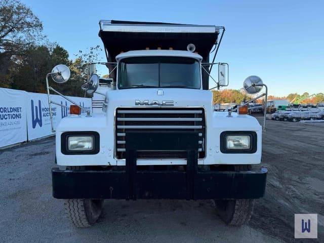 Image of Mack RD690S equipment image 2