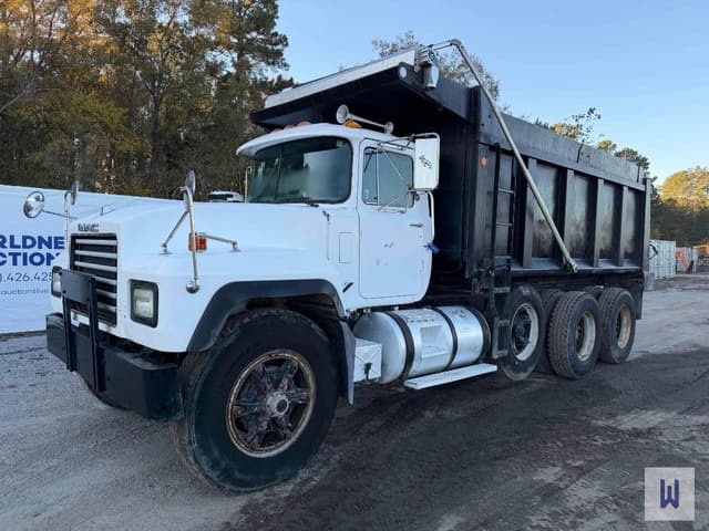 Image of Mack RD690S equipment image 1