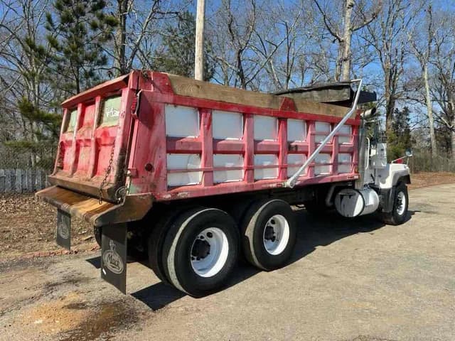 Image of Mack RD690S equipment image 4