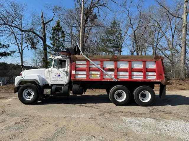 Image of Mack RD690S equipment image 2