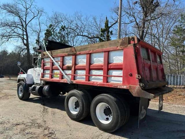 Image of Mack RD690S equipment image 3