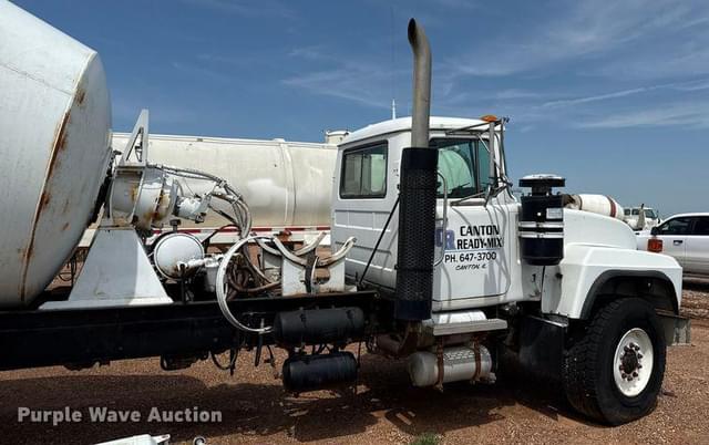 Image of Mack RD690S equipment image 3