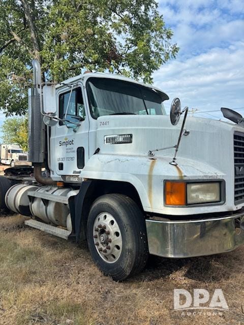 1999 Mack CH613 Equipment Image0