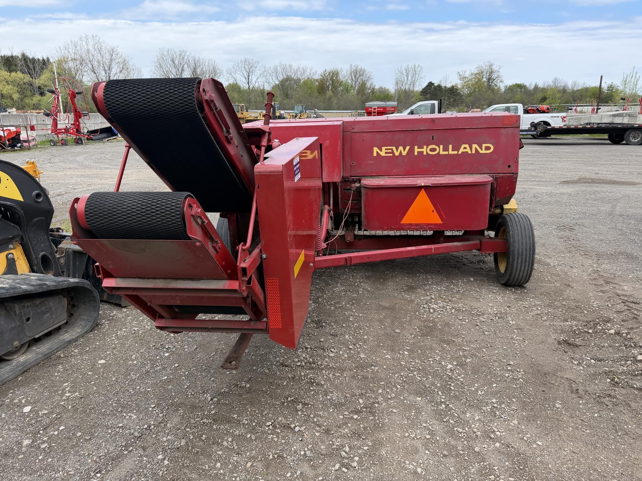 1999 New Holland 565 Equipment Image0