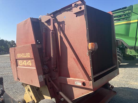 Image of New Holland 644 equipment image 3
