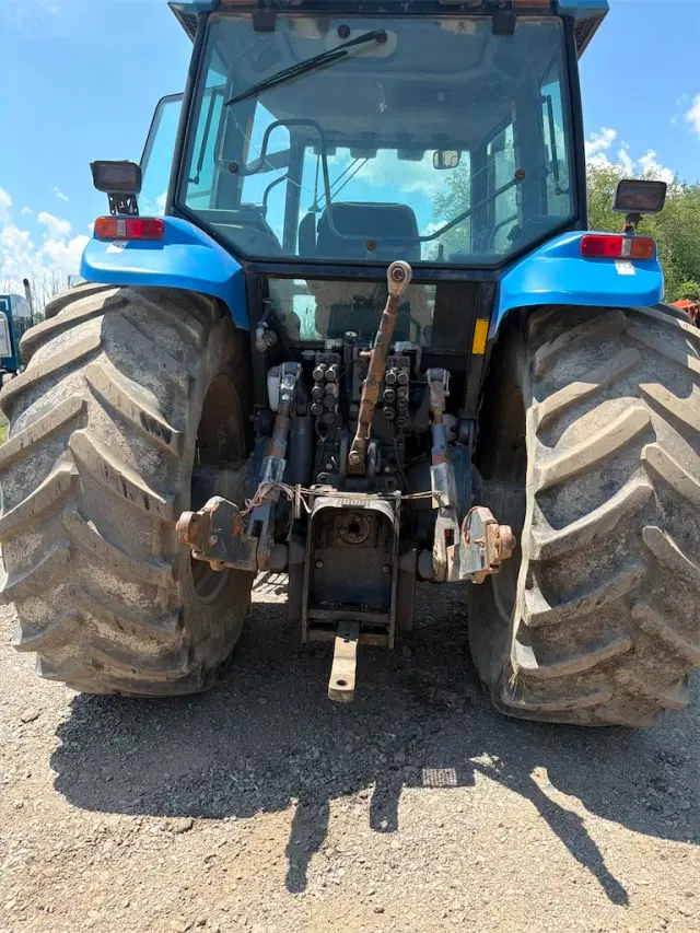 Image of New Holland 8560 equipment image 4