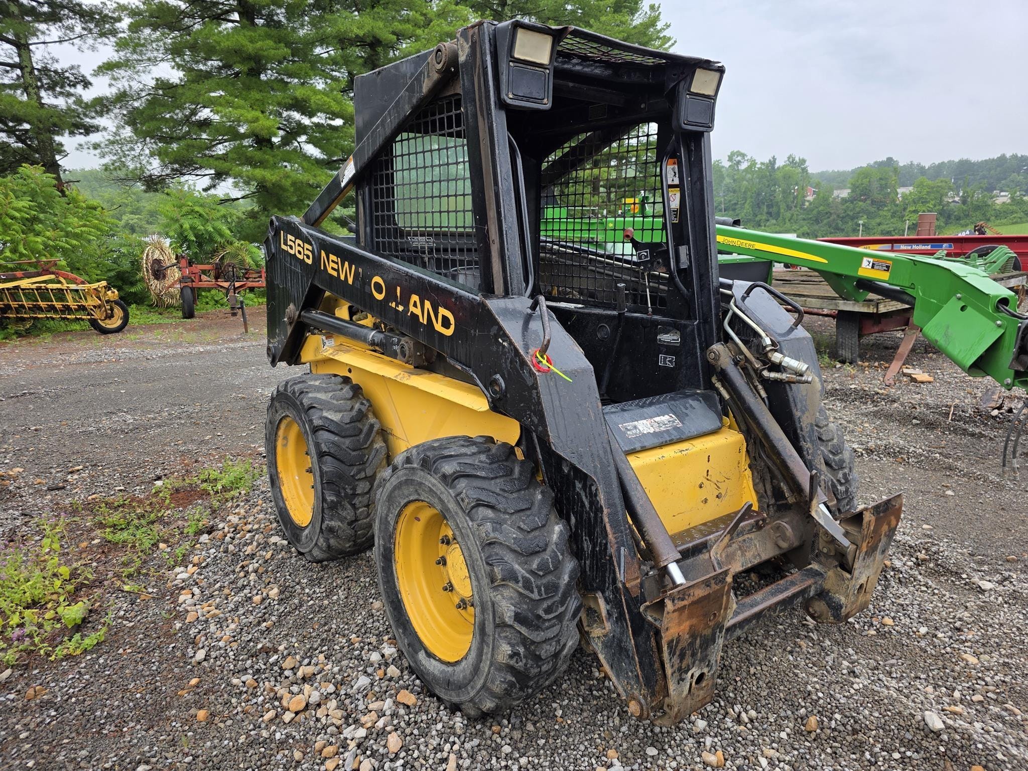 1999 New Holland LX565 Equipment Image0