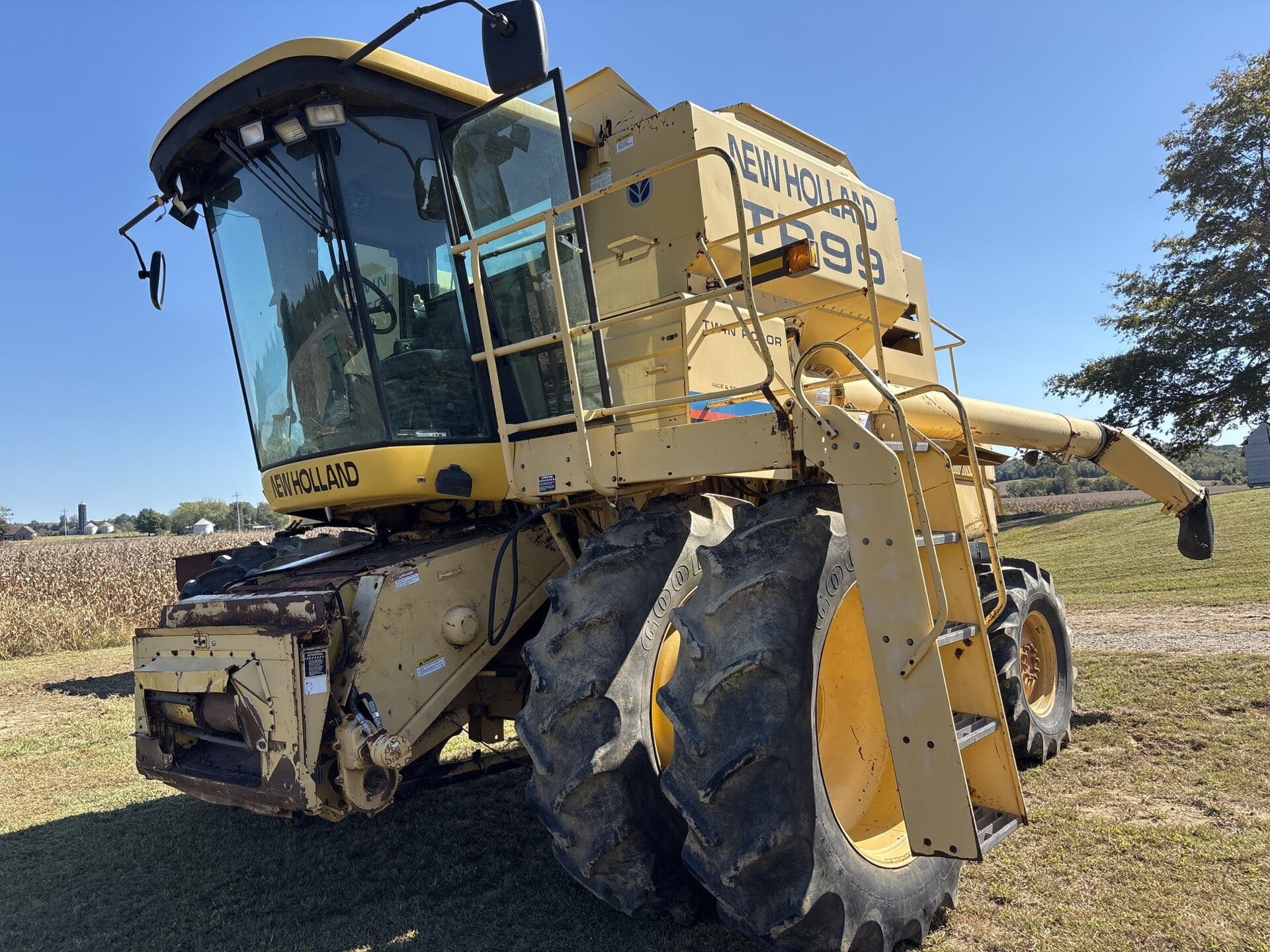 1999 New Holland TR99 Equipment Image0
