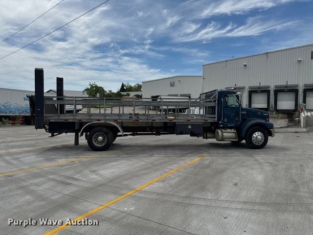 Image of Peterbilt 330 equipment image 3