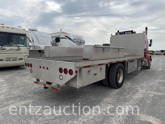 Image of Peterbilt 330 equipment image 4