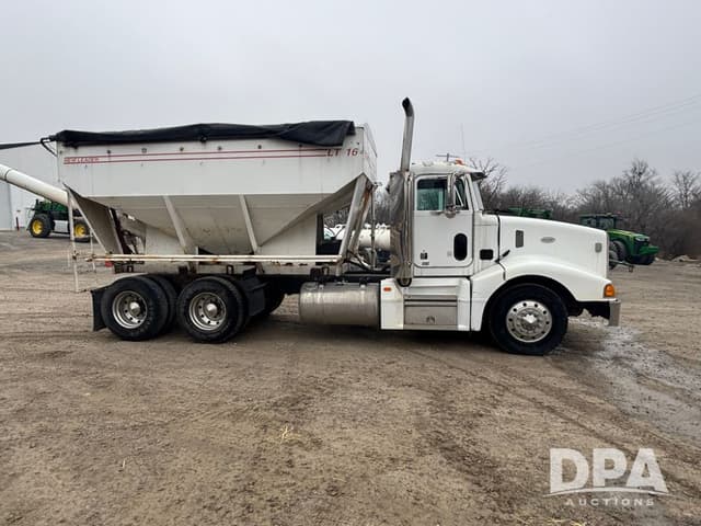 Image of Peterbilt 377 equipment image 2