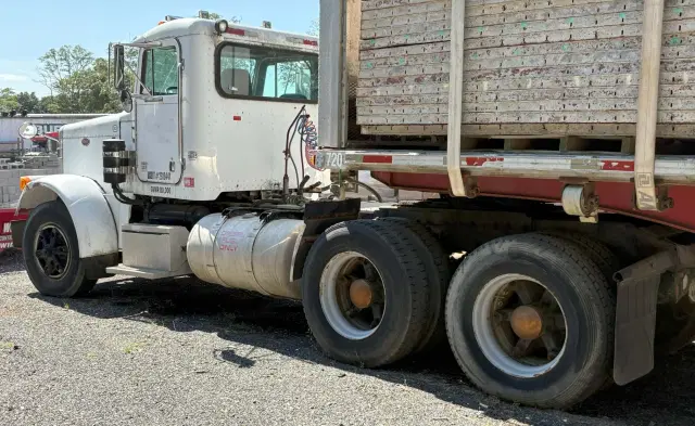Image of Peterbilt 378 equipment image 4