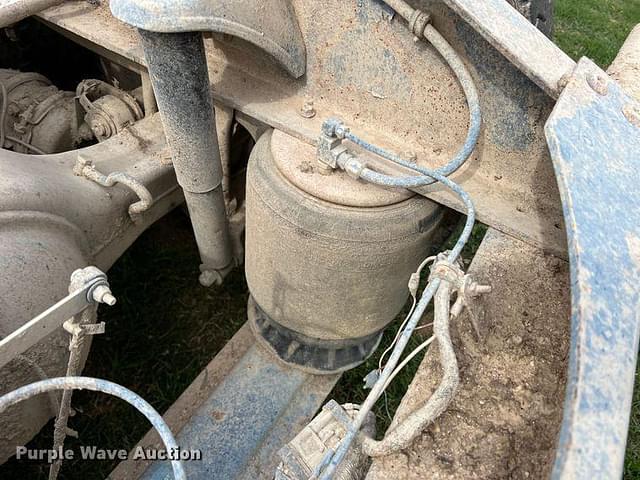 Thumbnail image Peterbilt 379 27