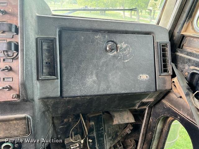 Thumbnail image Peterbilt 379 67
