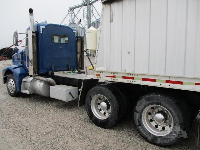 Image of Peterbilt 385 equipment image 1