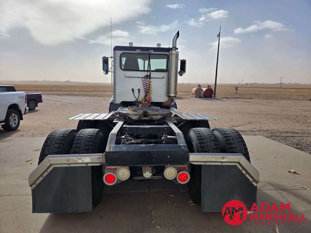 Image of Peterbilt 385 equipment image 4