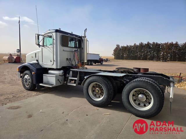 Image of Peterbilt 385 equipment image 3