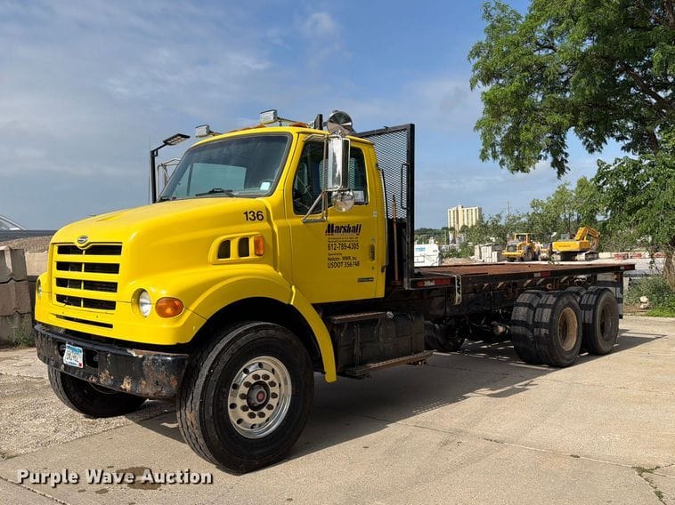 1999 Sterling L7500 Equipment Image0