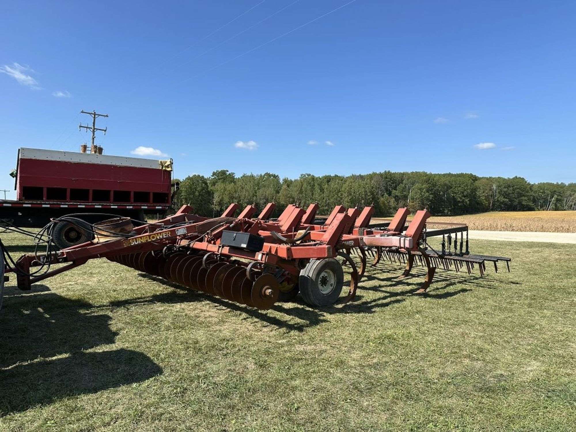 1999 Sunflower 4212 Equipment Image0