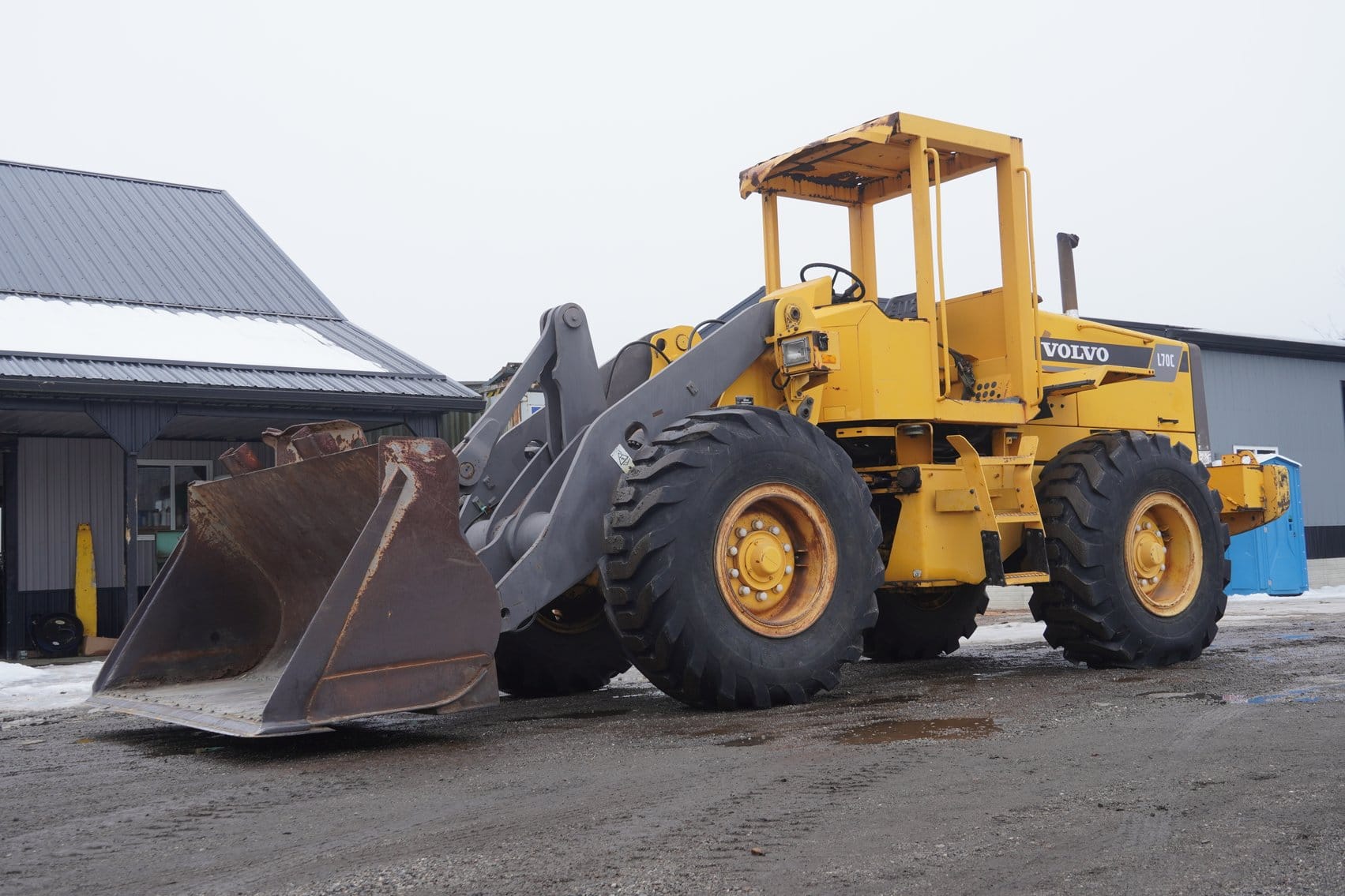 1999 Volvo L70C Equipment Image0