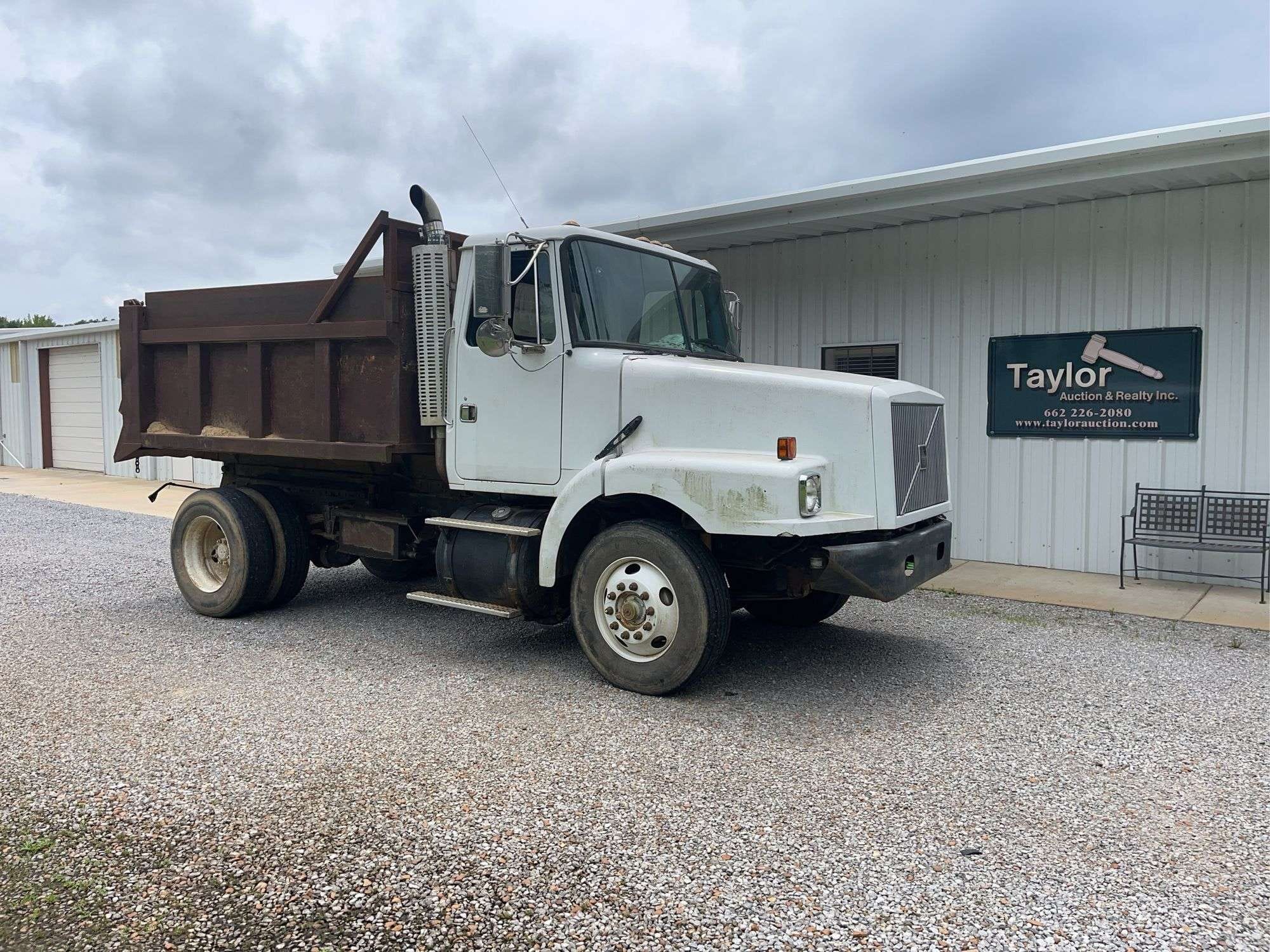 1999 Volvo WG Equipment Image0