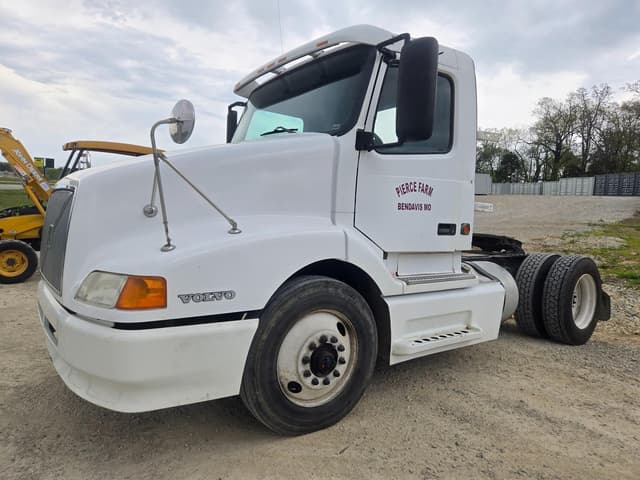 Image of Volvo VN equipment image 2