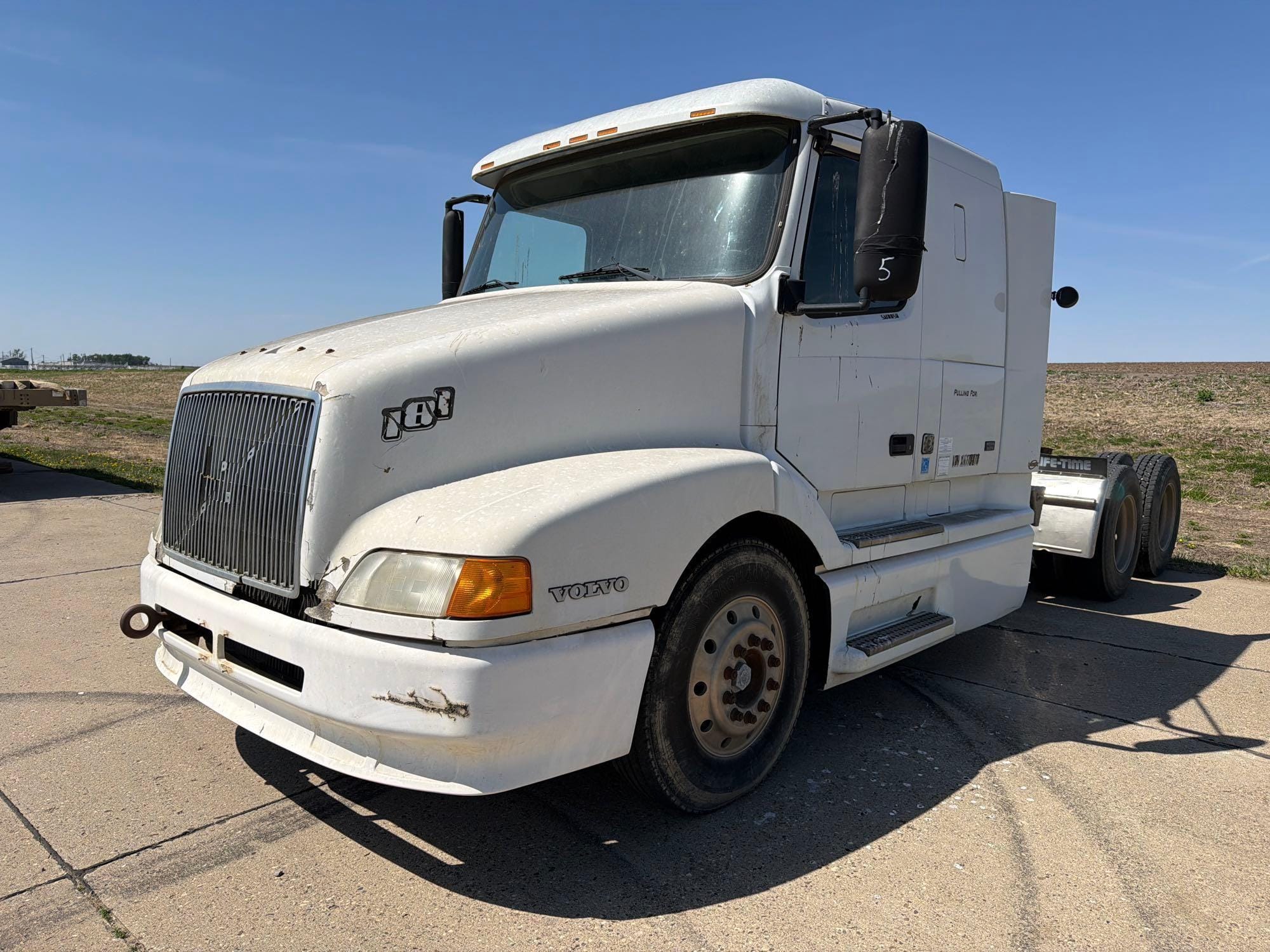 1999 Volvo VN Equipment Image0