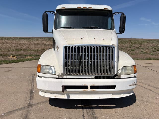 Image of Volvo VN equipment image 1