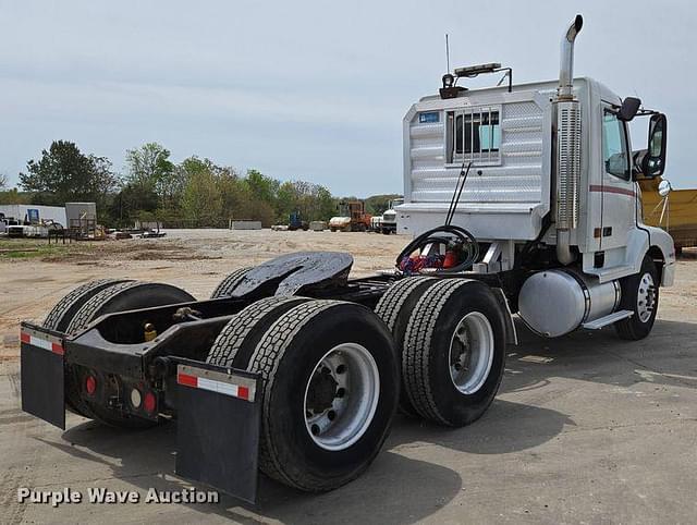 Image of Volvo VN equipment image 4