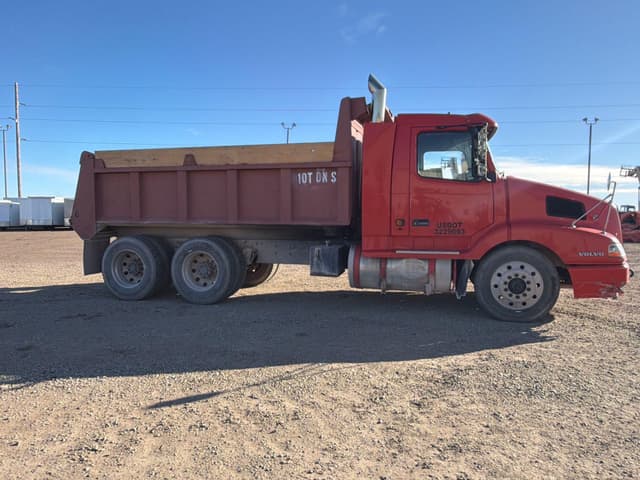 Image of Volvo VNL42T equipment image 3