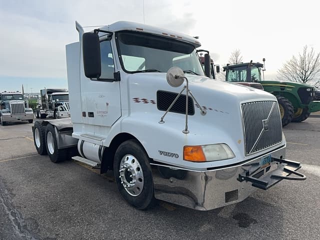 Image of Volvo VNL64T equipment image 2