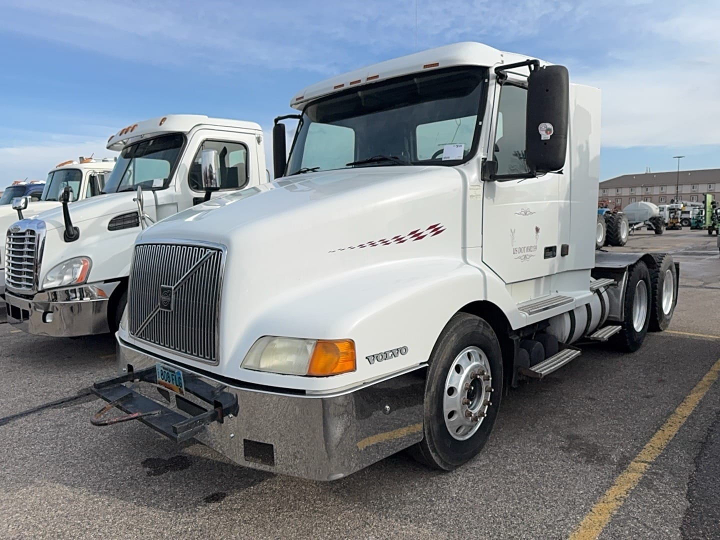 1999 Volvo VNL64T Equipment Image0