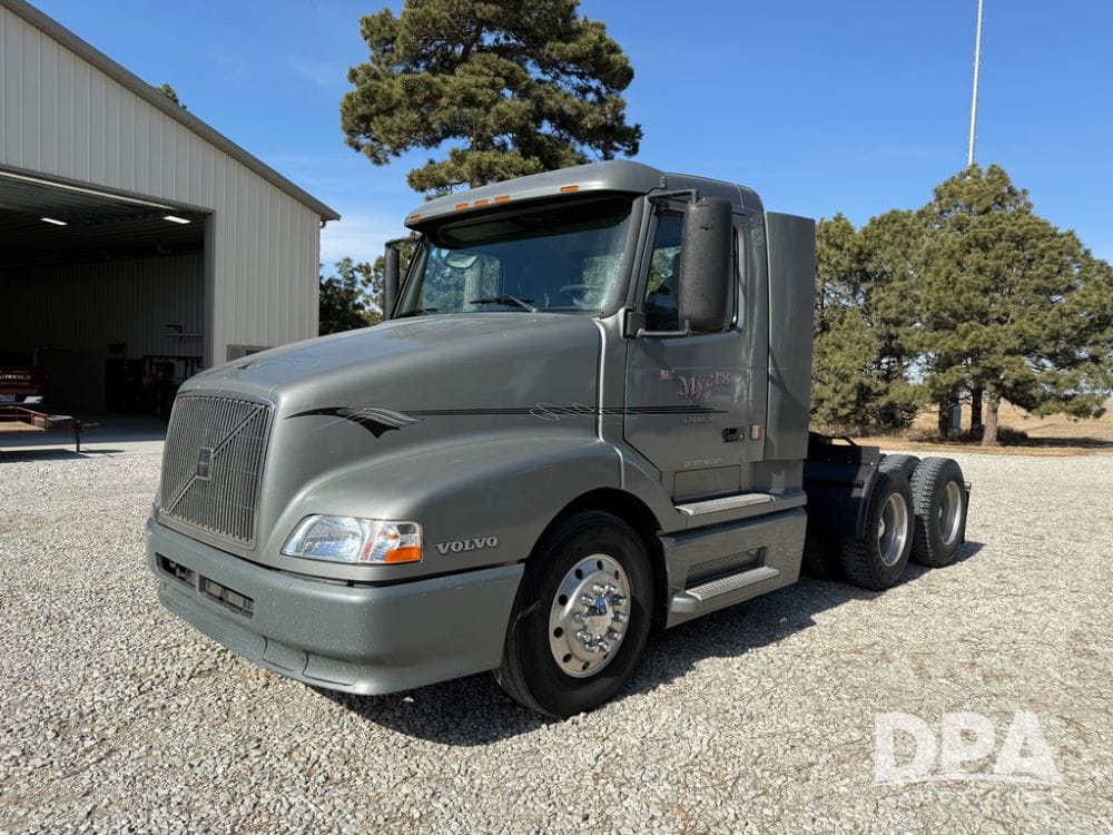 1999 Volvo VNL64T Equipment Image0