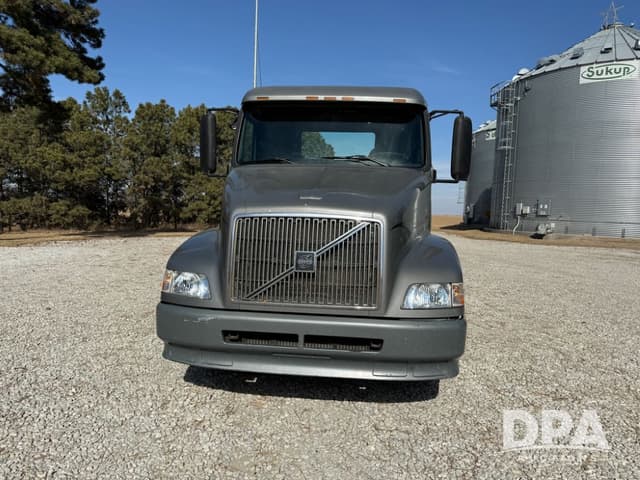 Image of Volvo VNL64T equipment image 4