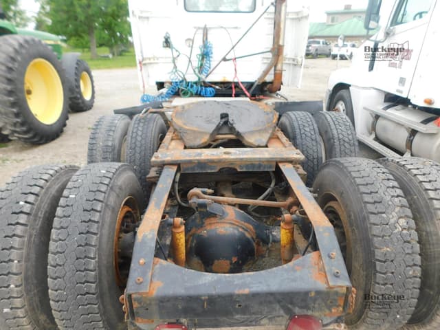 Image of Volvo VNL64T300 equipment image 4