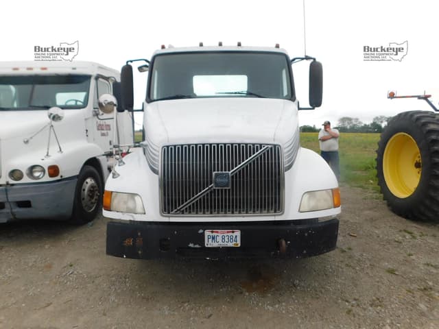Image of Volvo VNL64T300 equipment image 2