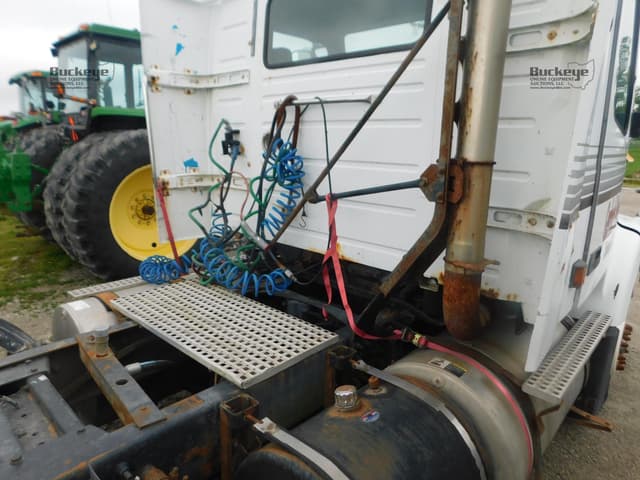 Image of Volvo VNL64T300 equipment image 3