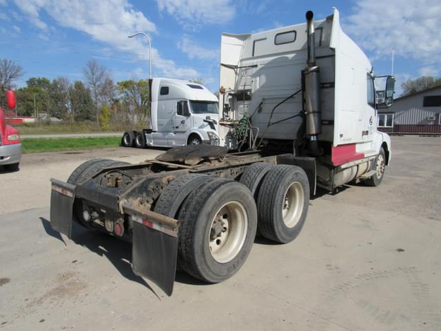Image of Volvo VNL64T630 equipment image 3