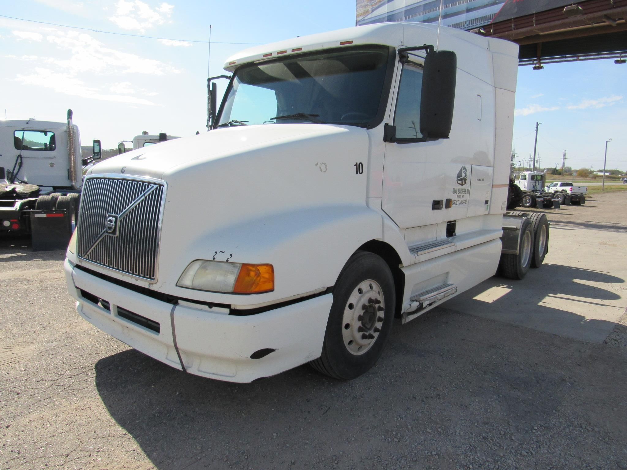 1999 Volvo VNL64T630 Equipment Image0