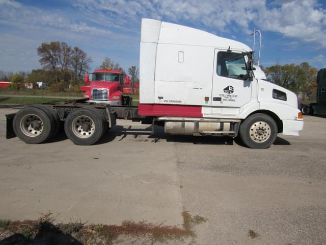 Image of Volvo VNL64T630 equipment image 4