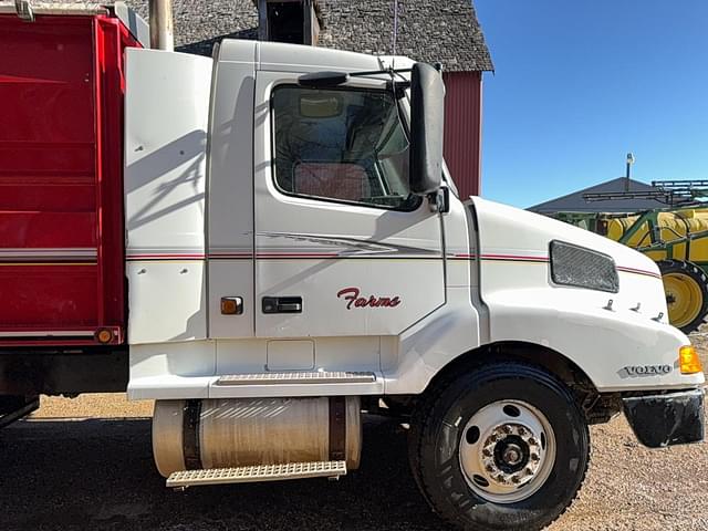 Image of Volvo VNM64T equipment image 4
